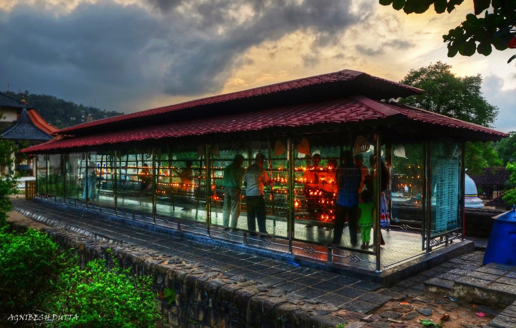 Things to do in Kandy Sri Lanka, Temple of tooth relic